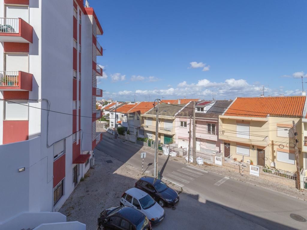 Apartamento Remodelado em Corroios, Seixal T3 + 3, garagem e Terraço - Image 45