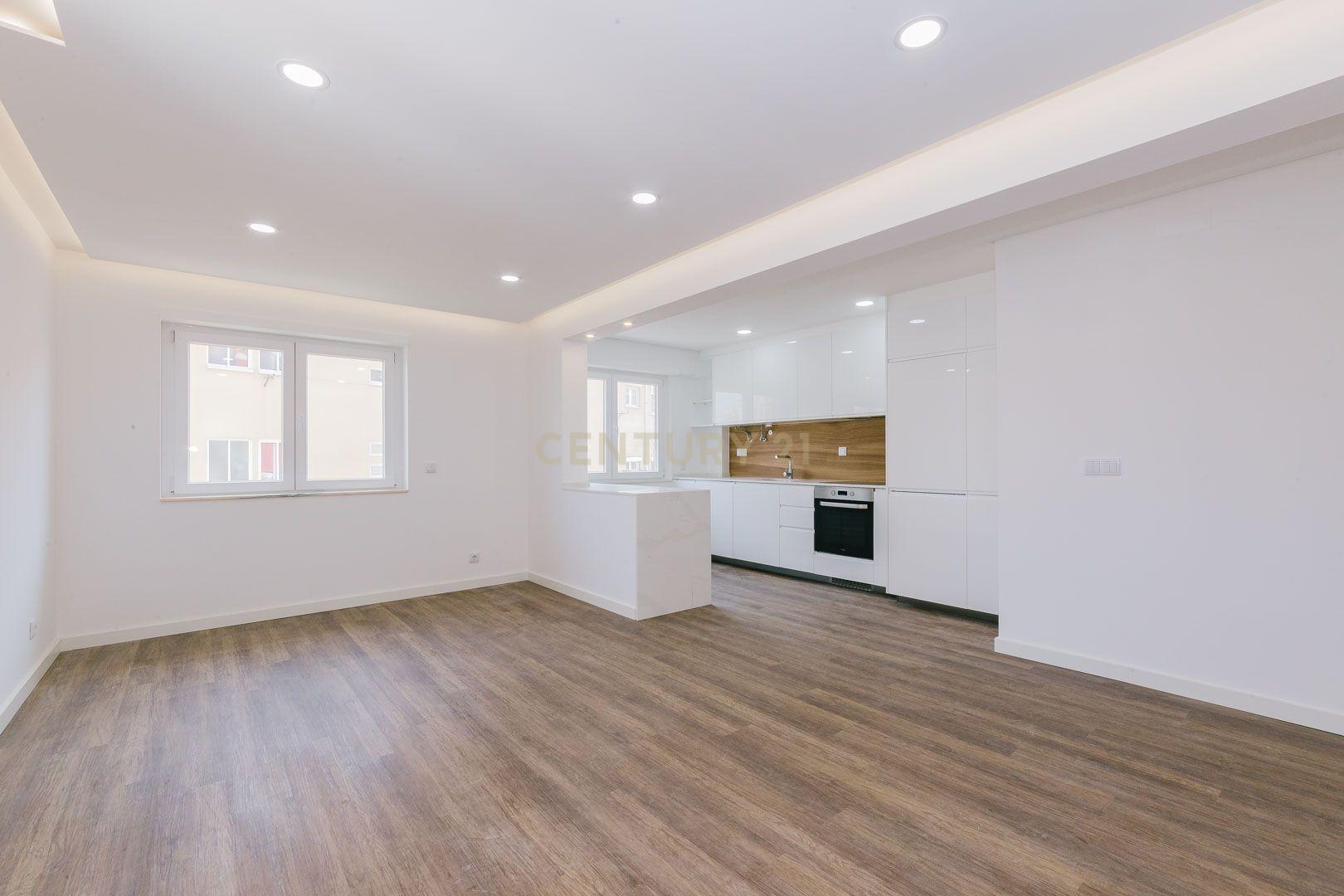 Apartamento T2 Remodelado em Sacavém