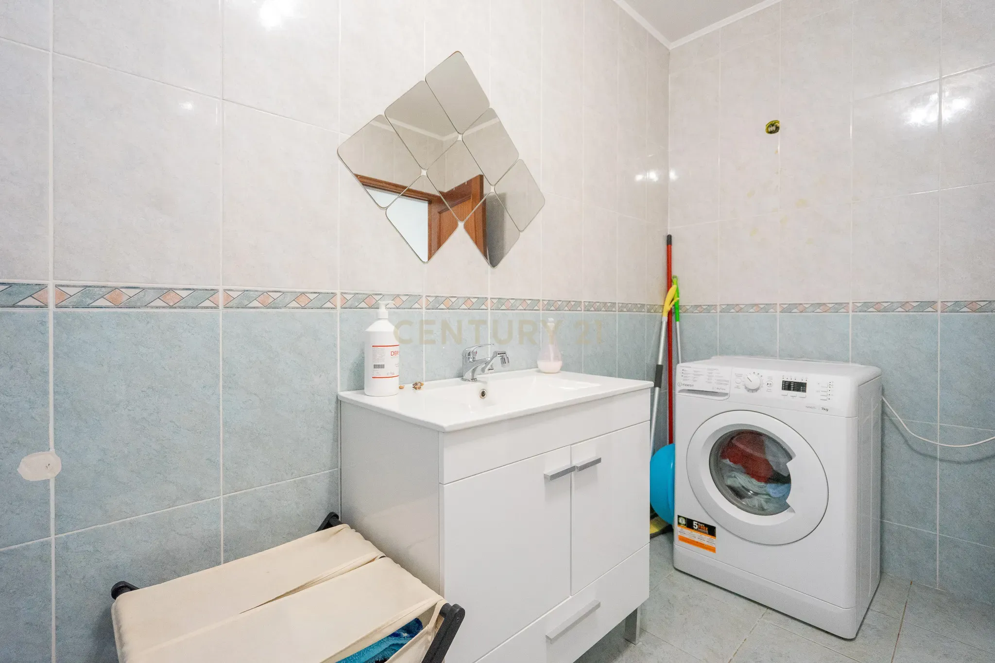 Ótimo Apartamento T3 com boas áreas, lugar de estacionamento, varandas, lareira fechada, cozinha semi equipada. - Image 16