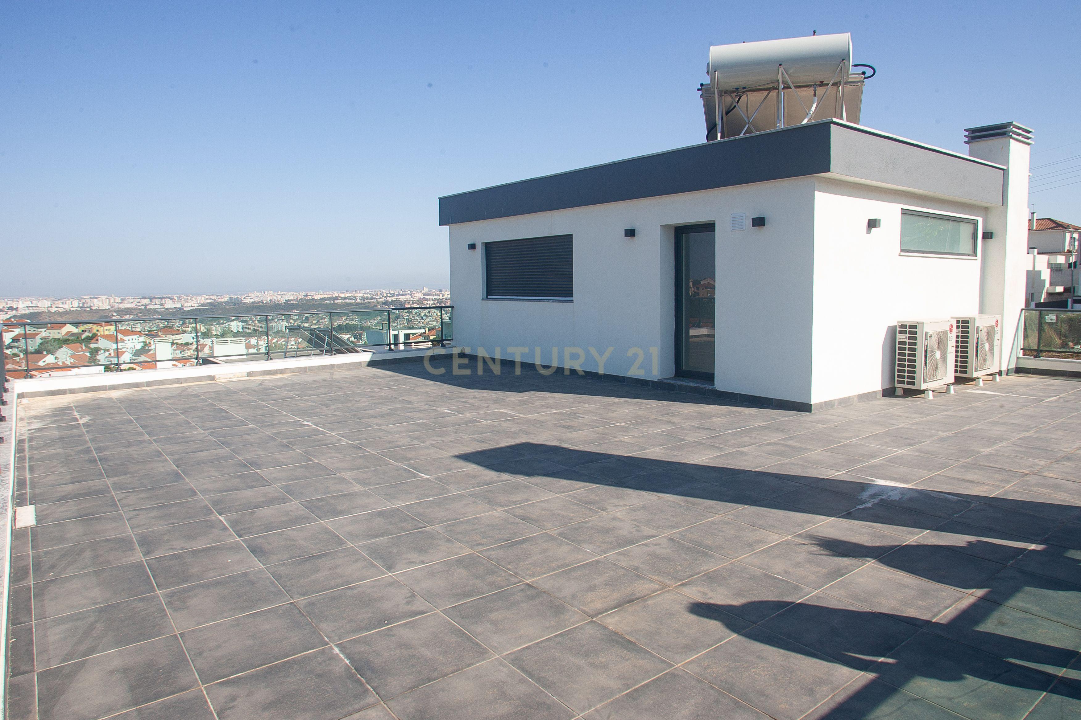 MORADIA T5 + 3 EM FAMÕES, COM PISCINA, JARDIM E BOX PARA 4 CARROS - Image 43