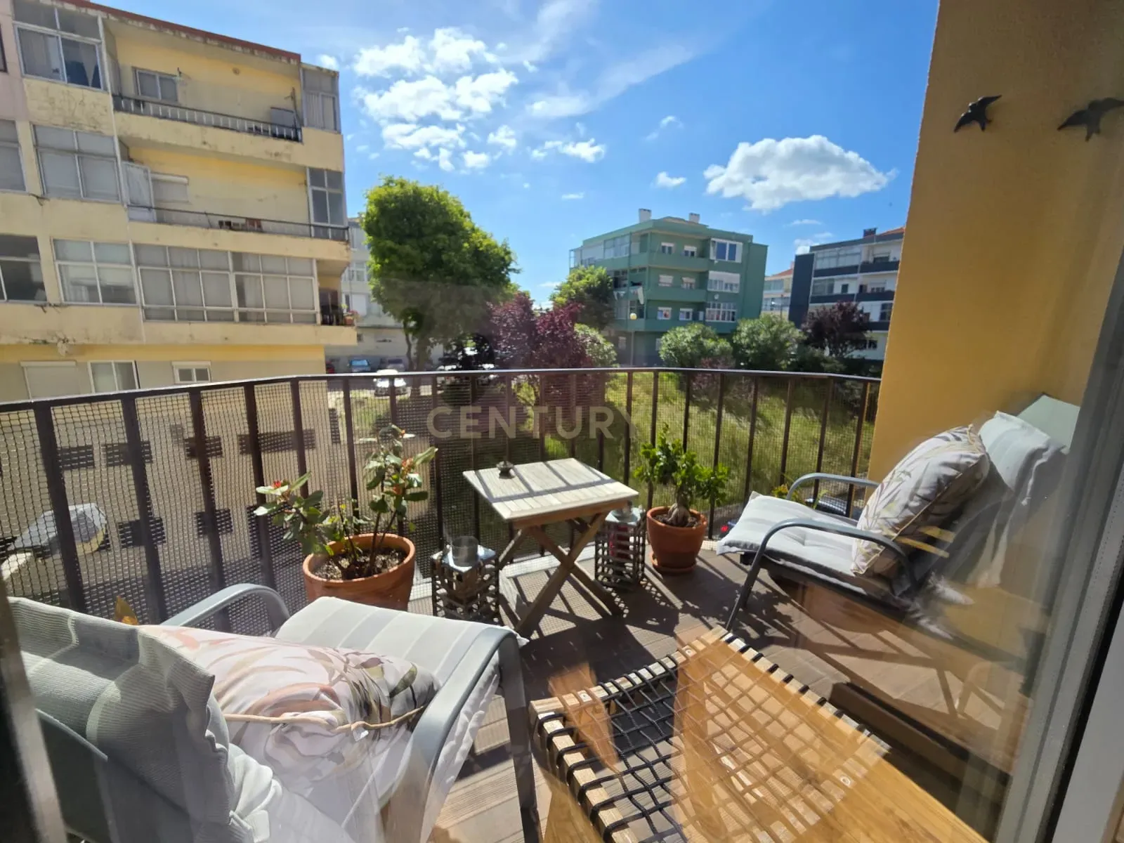Apartamento T3 Transformado em T2 com Acabamentos de Luxo no Centro do Laranjeiro - Image 9