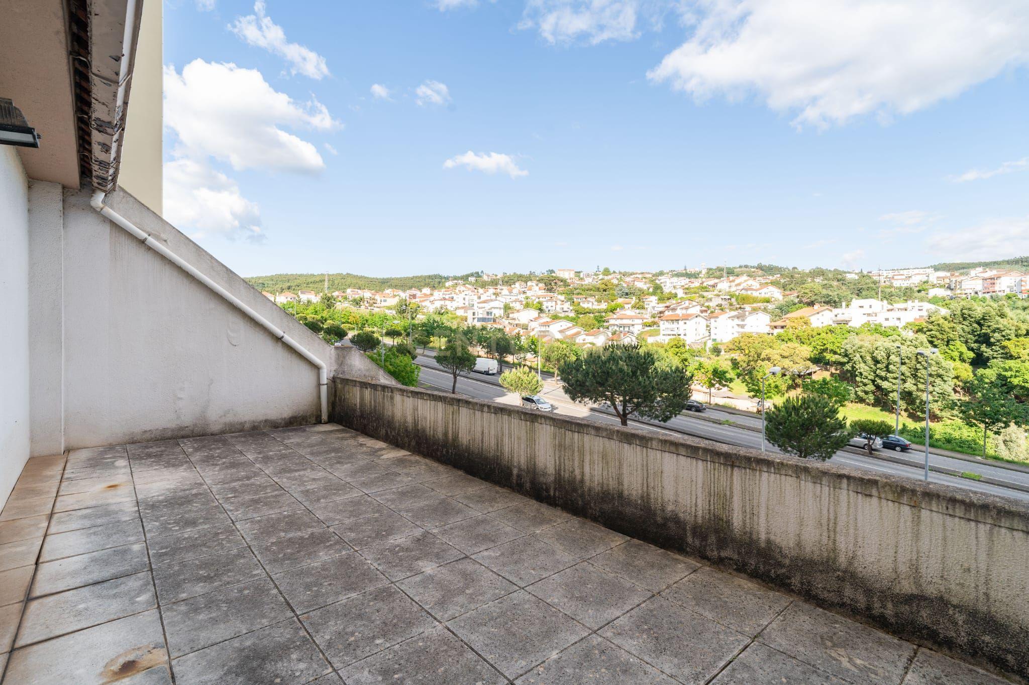 T3 Duplex com 2 Terraços, na Av. Elísio de Moura, em Coimbra - Image 23