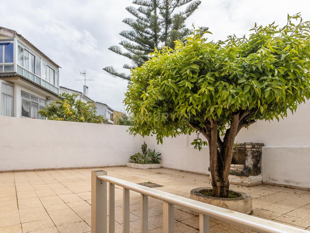 Moradia T5 com cave, garagem e espaço exterior na Madorna - Parede - Cascais - Image 8