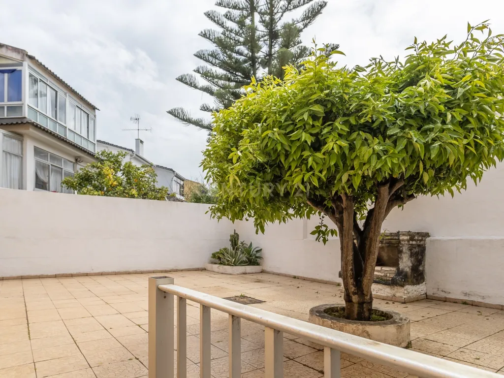 Moradia T5 com cave, garagem e espaço exterior na Madorna - Parede - Cascais - Image 8
