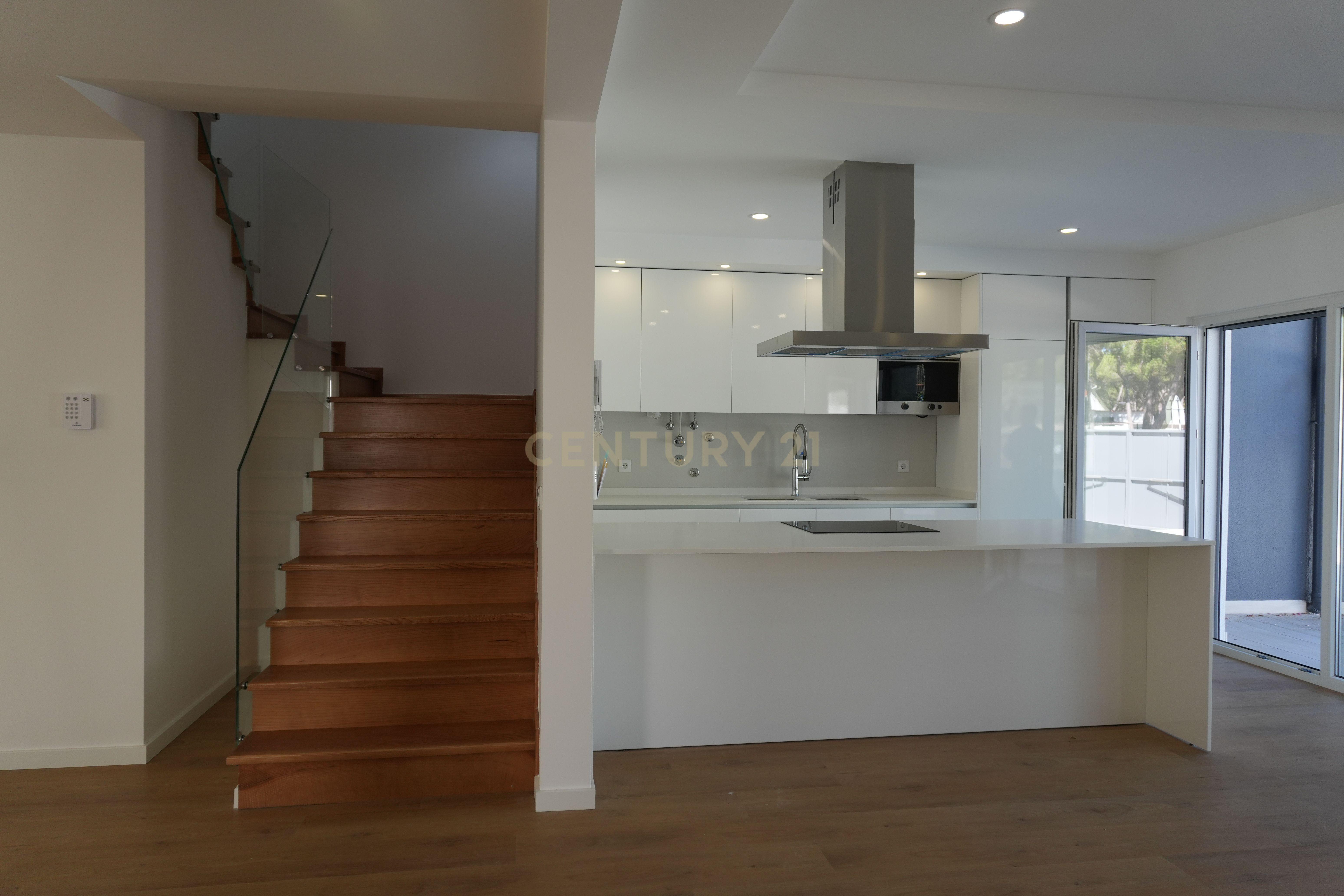 Fotografia 11 de Luxuosa Moradia Nova na Costa da Caparica, Almada