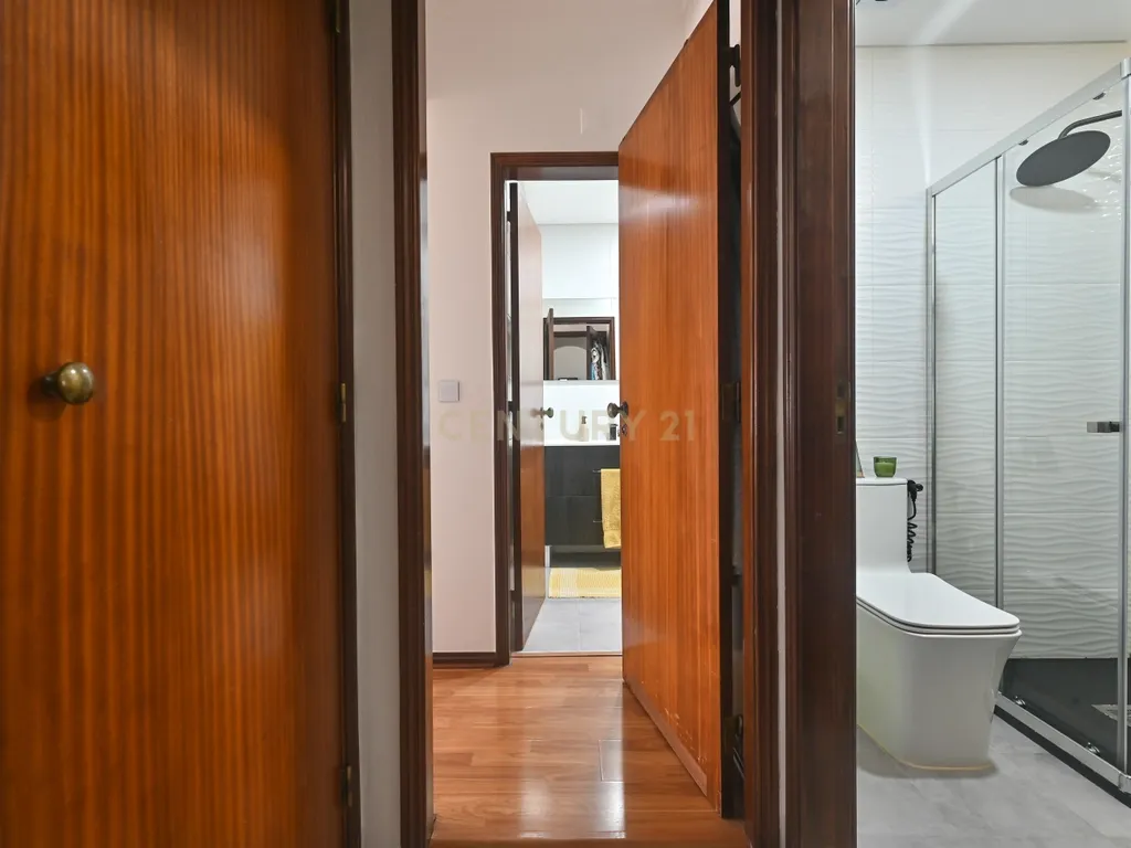 Apartamento T3 semi-remodelado, luminoso e pronto a habitar, na Rinchoa (Sintra). - Image 18