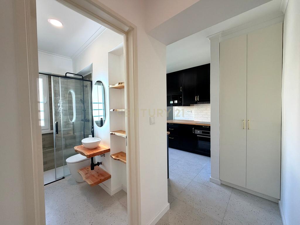 T3+1 Totalmente Remodelado para Arrendamento em Alvalade - Image 3