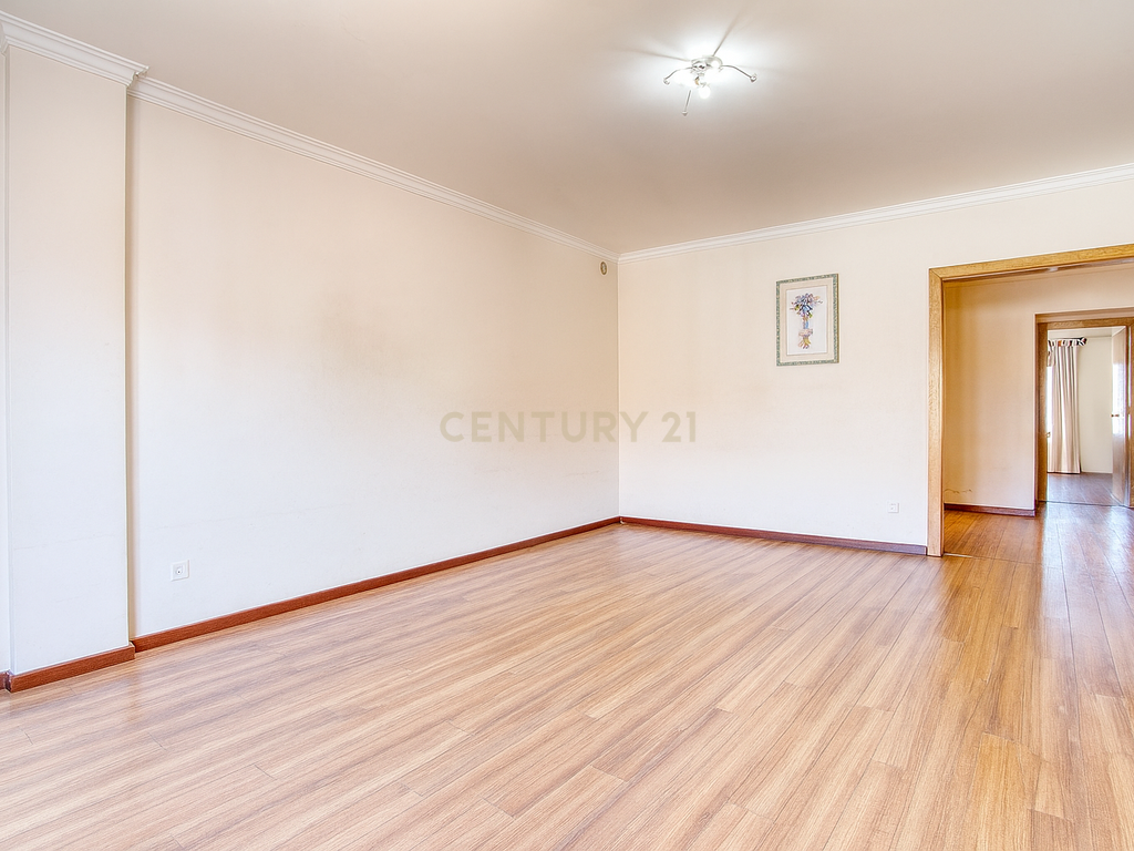 T2 com Box e Arrecadação – Ramada, Odivelas - Image 4