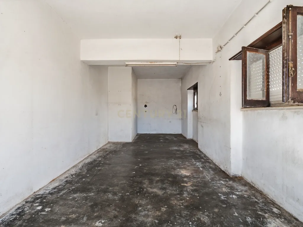 Moradia T7 de dois pisos com garagem, jardim e anexos | Terreno 894 m² na Paz em Mafra - Image 39