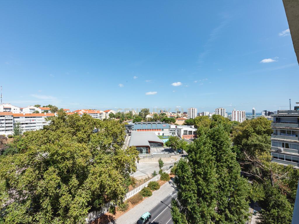  Apartamento T4 para Remodelação no Coração dos Olivais, com Vista Fantástica - Image 42