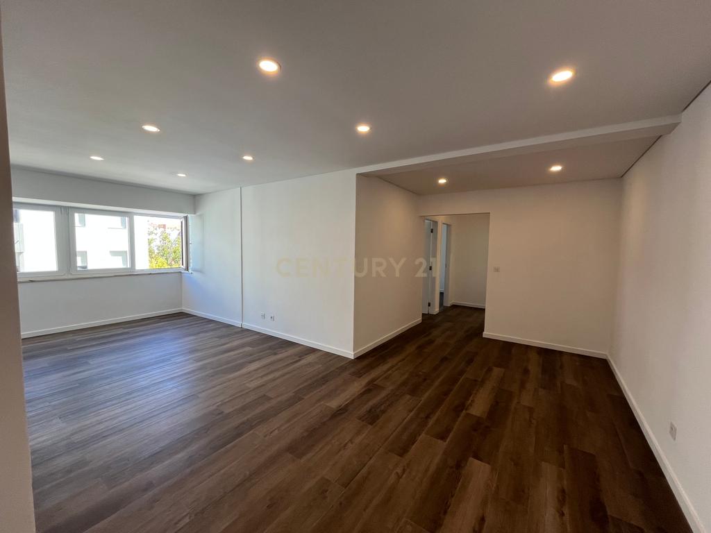 Apartamento T2 totalmente Remodelado. - Image 2