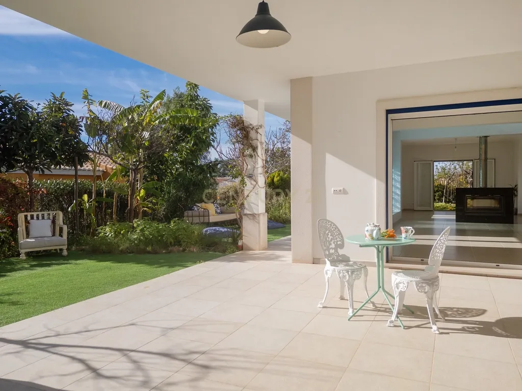 Vivenda exclusiva de construção moderna, 4 suítes, jardim imersivo com lago e viabilidade para piscina. - Image 31