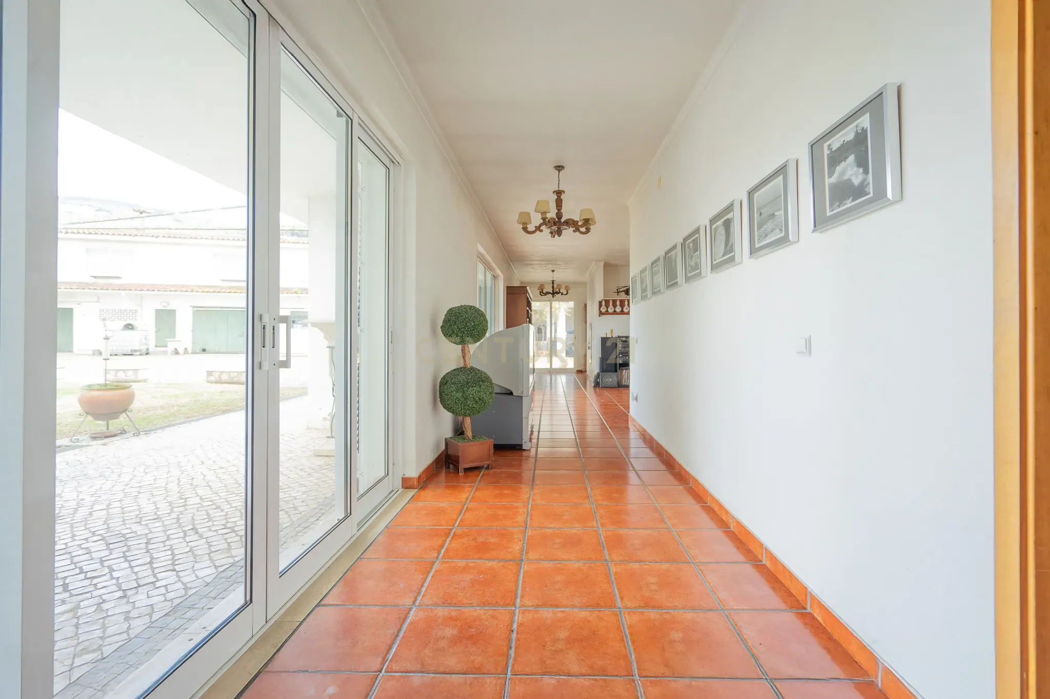 Moradia T5 com varanda coberta,terraço,piscina,jardim,poço,anexo e telheiro numa localização privilegada no centro de Lousã - Image 12