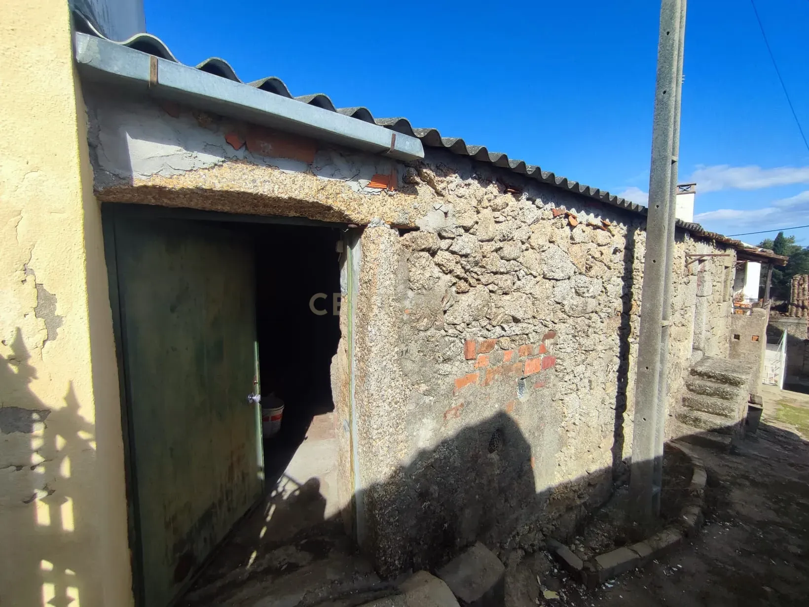 Moradia T2, com anexo em pedra, Tinalhas, Castelo Branco - Image 2