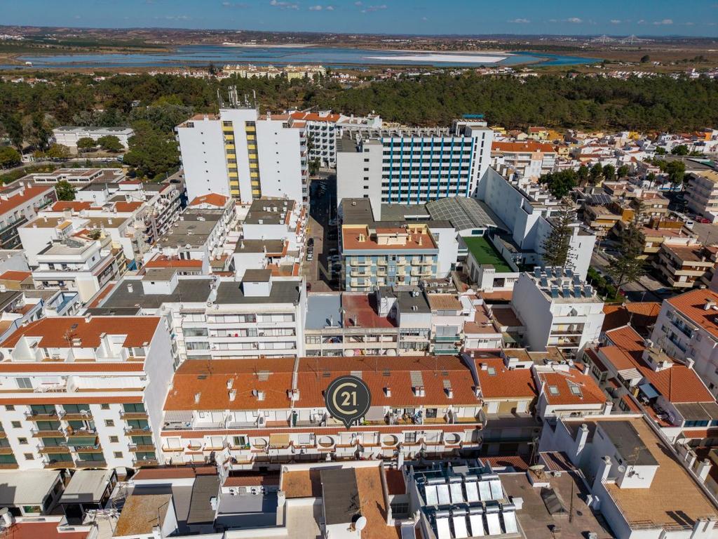 Apartamento T2 em Monte Gordo – Rua Pedonal, a poucos metros da praia - Image 1