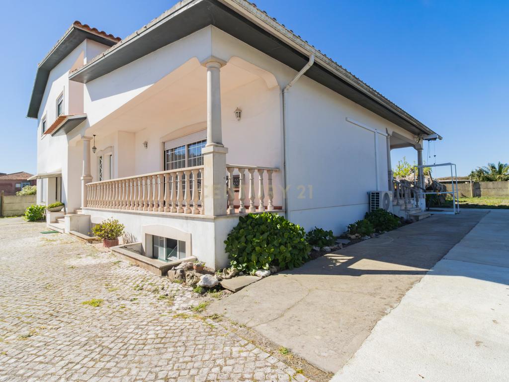 Moradia T5 com terreno - Image 2