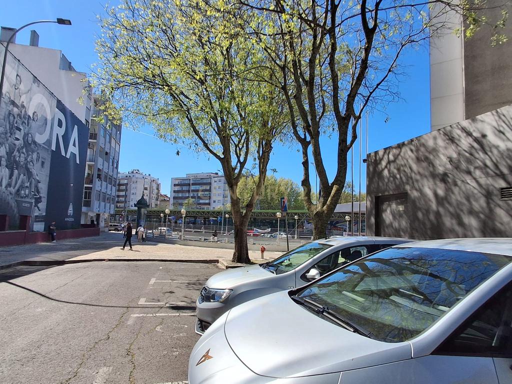 ATENÇÃO INVESTIDORES! Excelente oportunidade de investimento na Amadora. Escritório com 34 m² de área total, dividido em duas salas e corredor. - Image 13