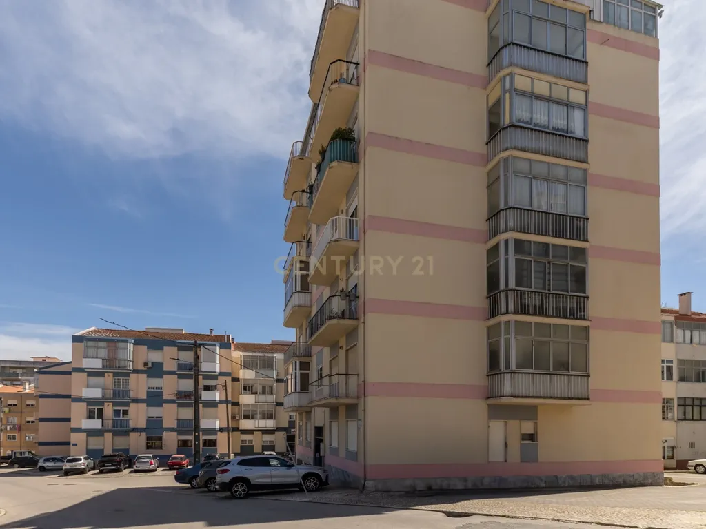 Apartamento T3 para arrendamento - 5 piso c/elevador - Amora - Image 2