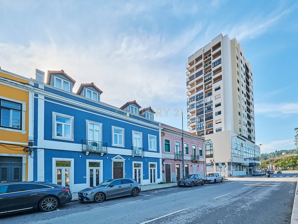 Apartamento T2 de Prestígio Totalmente Renovado na Avenida Luísa Todi – Setúbal - Image 3
