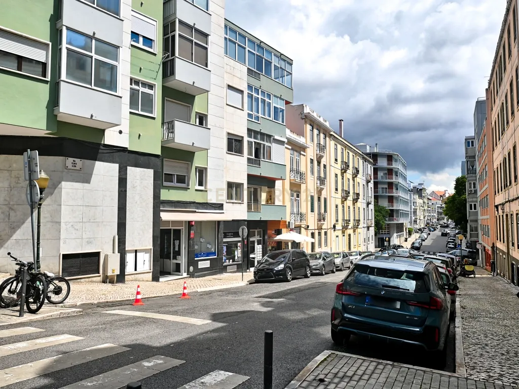 Apartamento T1 para venda na zona de Alcântara a necessitar de obras - Image 1