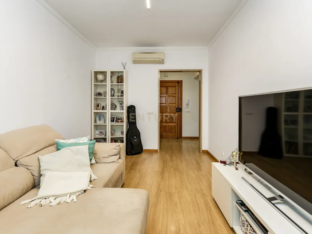 Apartamento T3 com lugar de garagem e arrecadação, situado em Benfica. - Image 7
