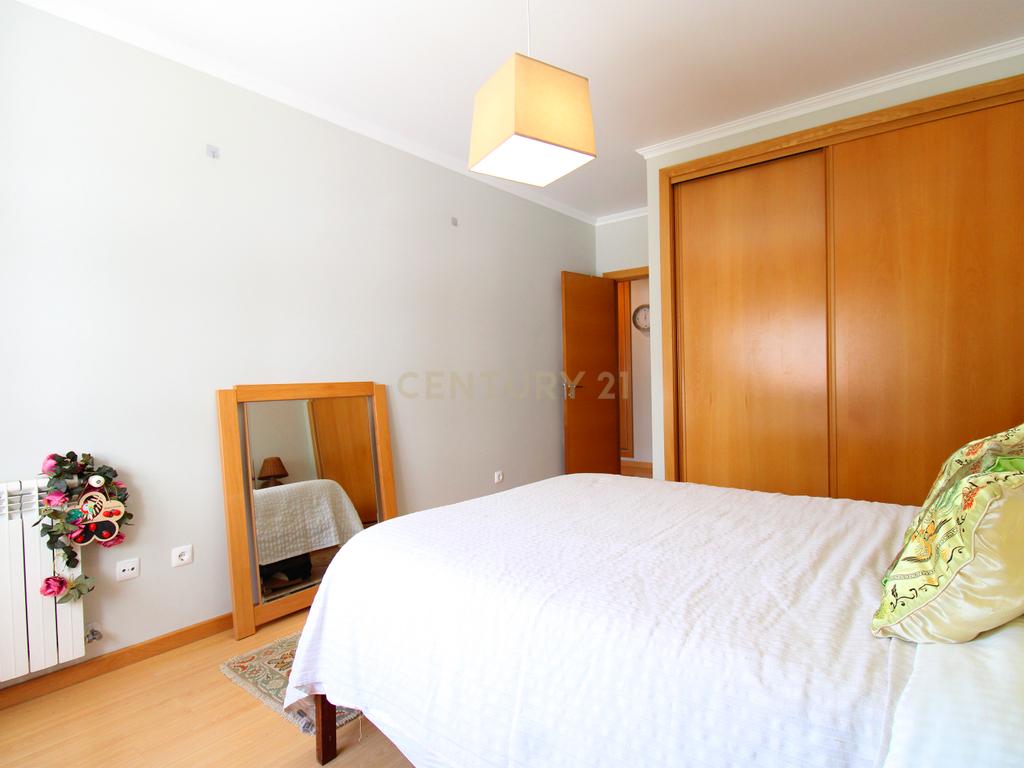 Apartamento T4 com Parqueamento, nas Caldas da Rainha - Image 7