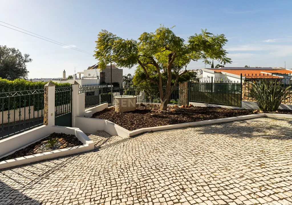 Moradia T4 com vista Mar e Cidade - Viva o Sonho de uma Vida na Quinta da Barra em Tavira - Image 11