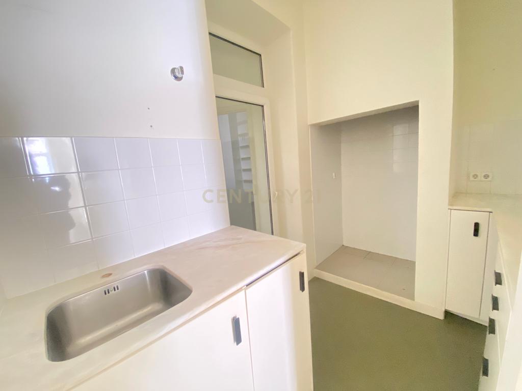 Apartamento T2 no centro de Lisboa - São Vicente, com um pequeno logradouro. - Image 14