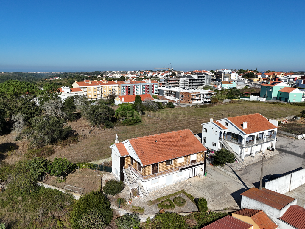 Moradia T7 de dois pisos com garagem, jardim e anexos | Terreno 894 m² na Paz em Mafra - Image 2