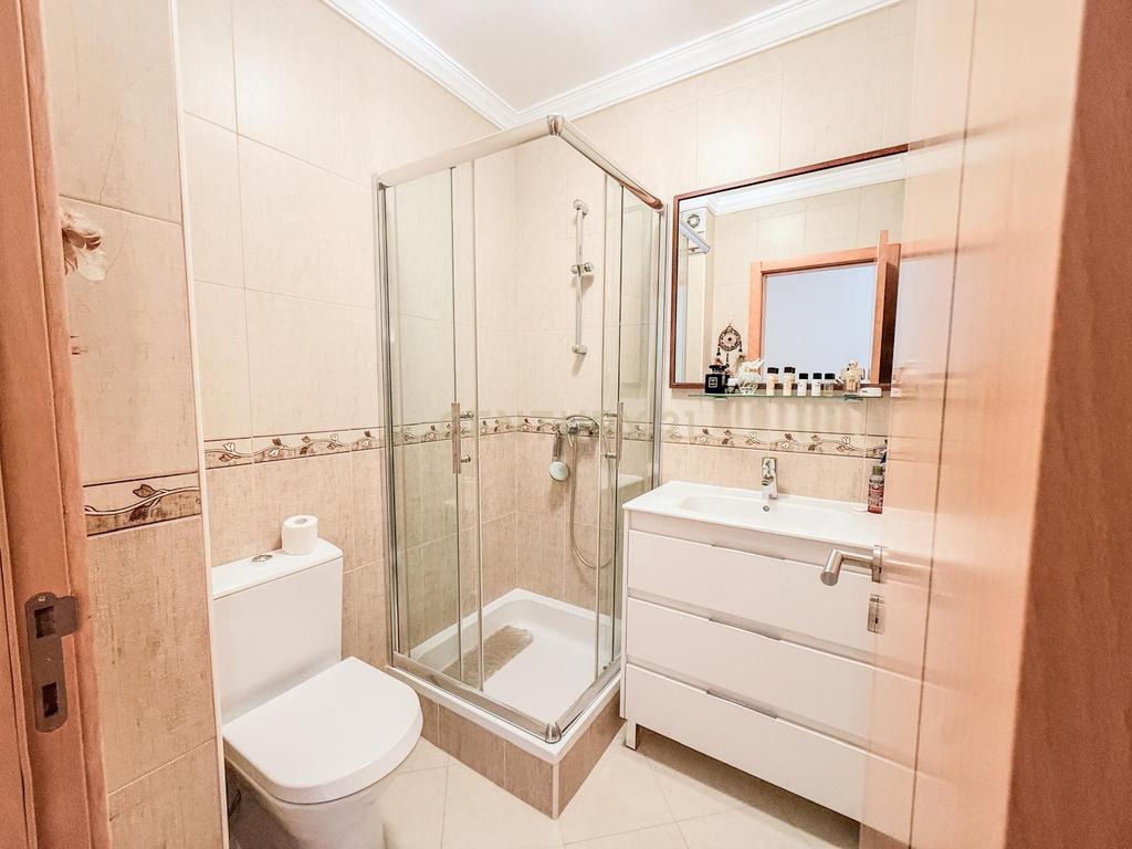 Espaçoso apartamento T2 com varanda em Armação de Pêra, Silves. - Image 9