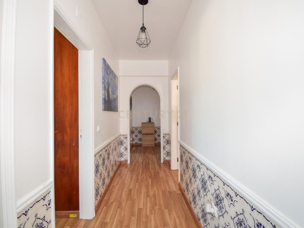 Apartamento T2 com Garagem, Arrecadação e Excelente Luminosidade – Arroja, Odivelas - Image 15