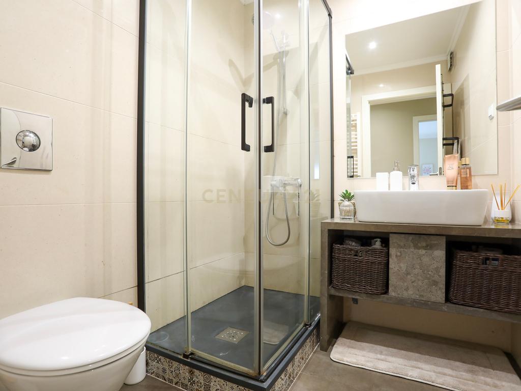 Apartamento T2 Moderno nas Colinas do Cruzeiro | 2 Lugares de Garagem e Varanda - Image 16