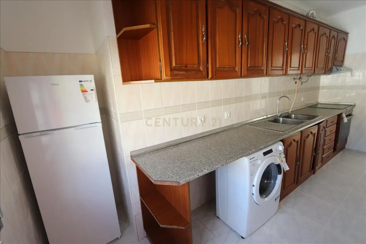 Apartamento T2 com Varanda, na Quinta do Conde - Image 10