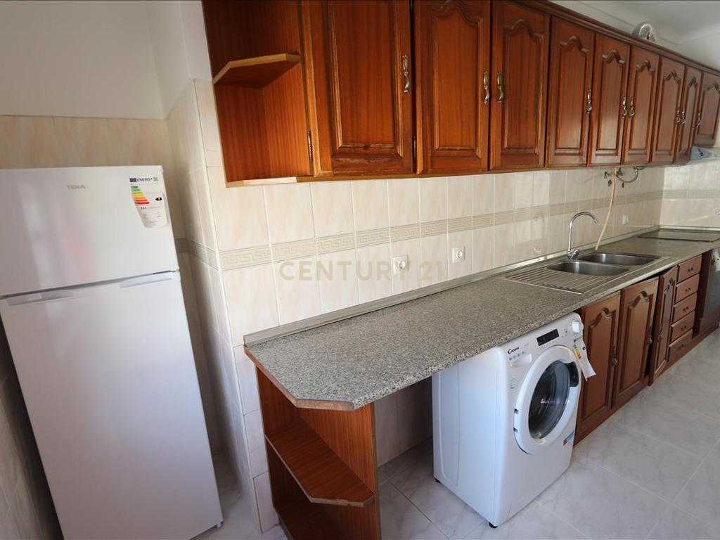 Apartamento T2 com Varanda, na Quinta do Conde - Image 10