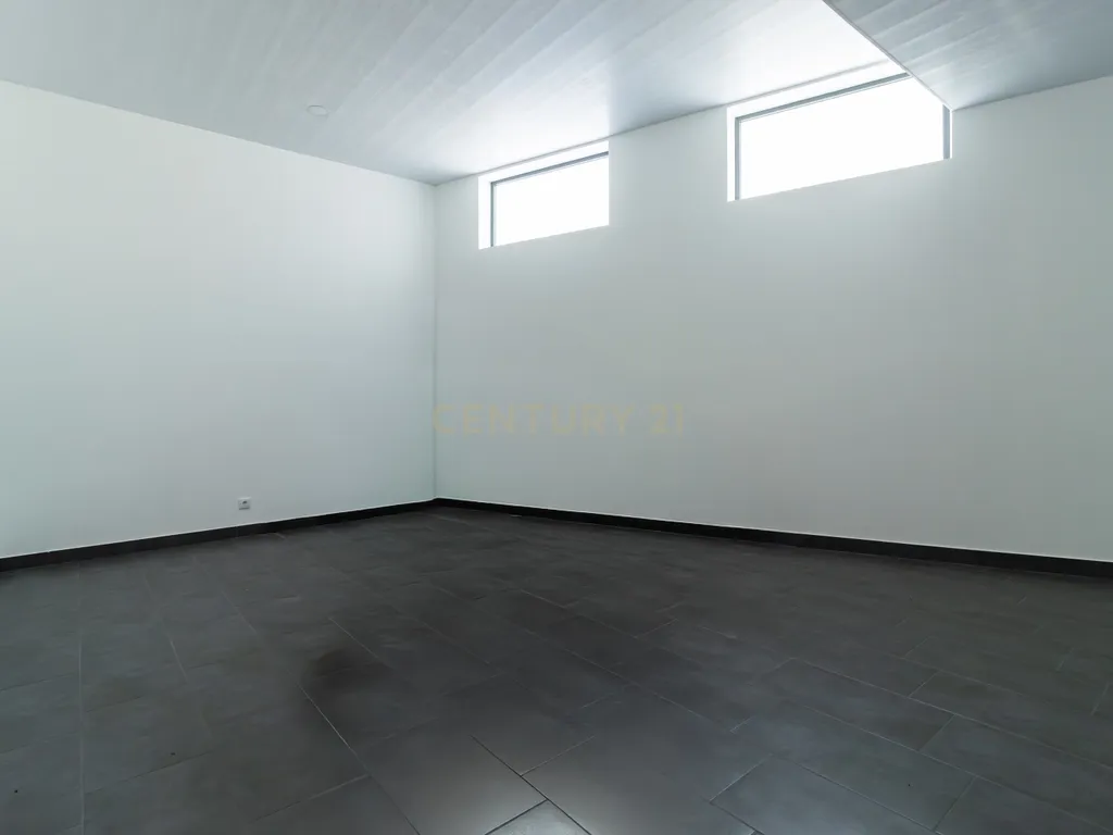 Propriedade Totalmente Renovada com Armazém/Garagem de Grande Dimensão e Piscina em Monte Real - Image 37