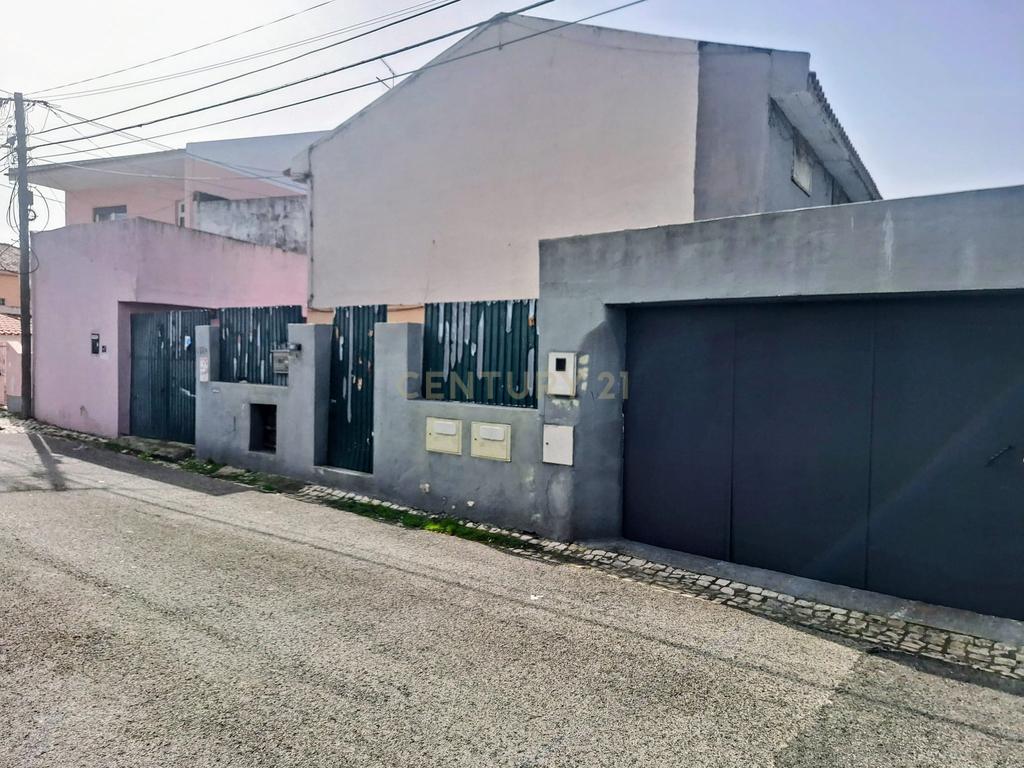 3 Moradias com terreno de 1079m2(não inclui a área de implantação das moradias) - Image 1