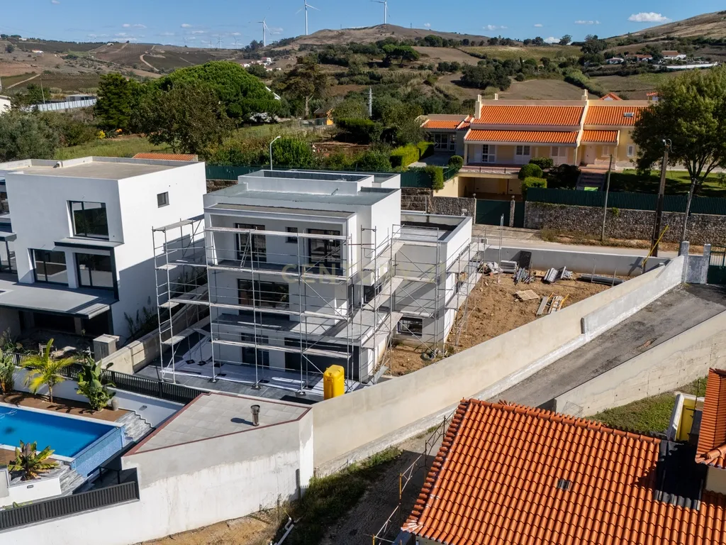 Moradia T3+1 Nova: O Equilíbrio Perfeito Entre o Campo e a Cidade - Mafra - Image 45