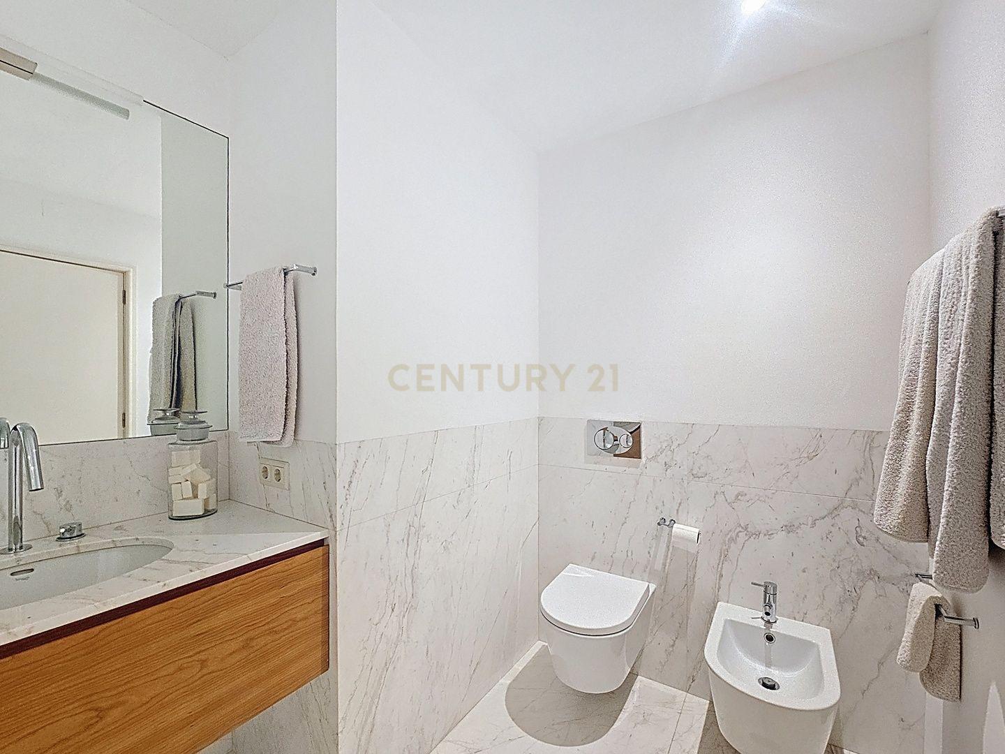 Luminoso Apartamento T2 com Vista para o Rio Douro - Image 15