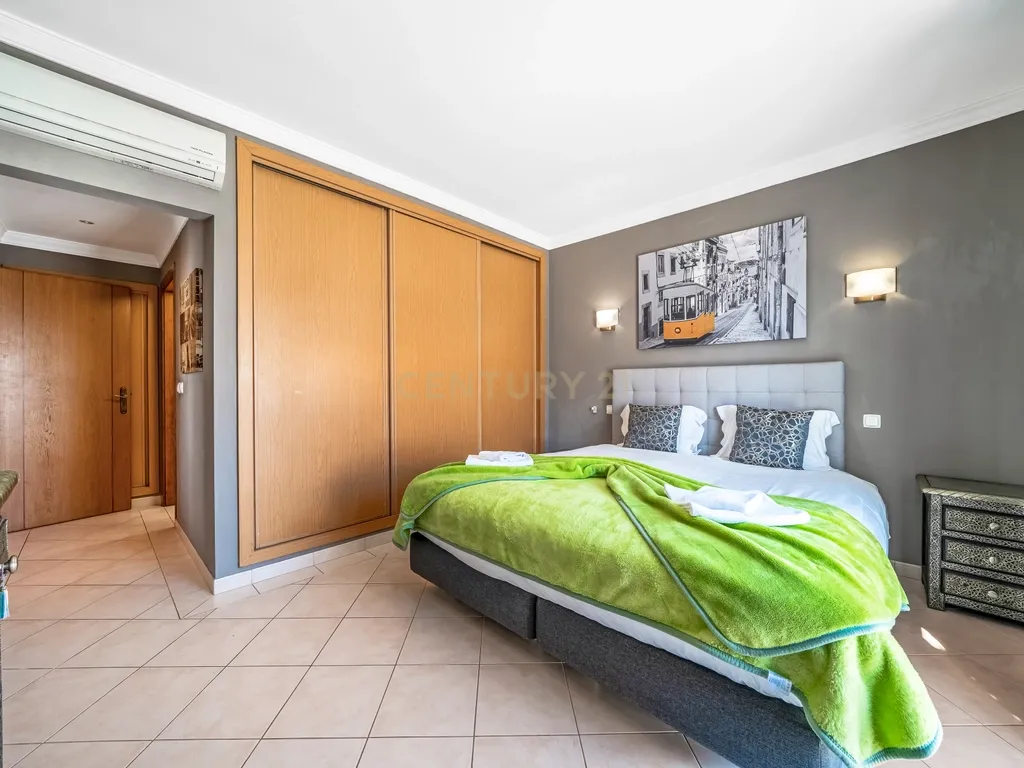 Moradia T4 com piscina, jacuzzi e garagem em Vale Pedras, Albufeira - Image 17