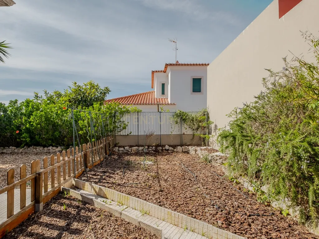 Elegante Moradia T4 com Piscina e Jardim em Mafra: Um Equilíbrio Perfeito entre Campo e Praia - Image 44