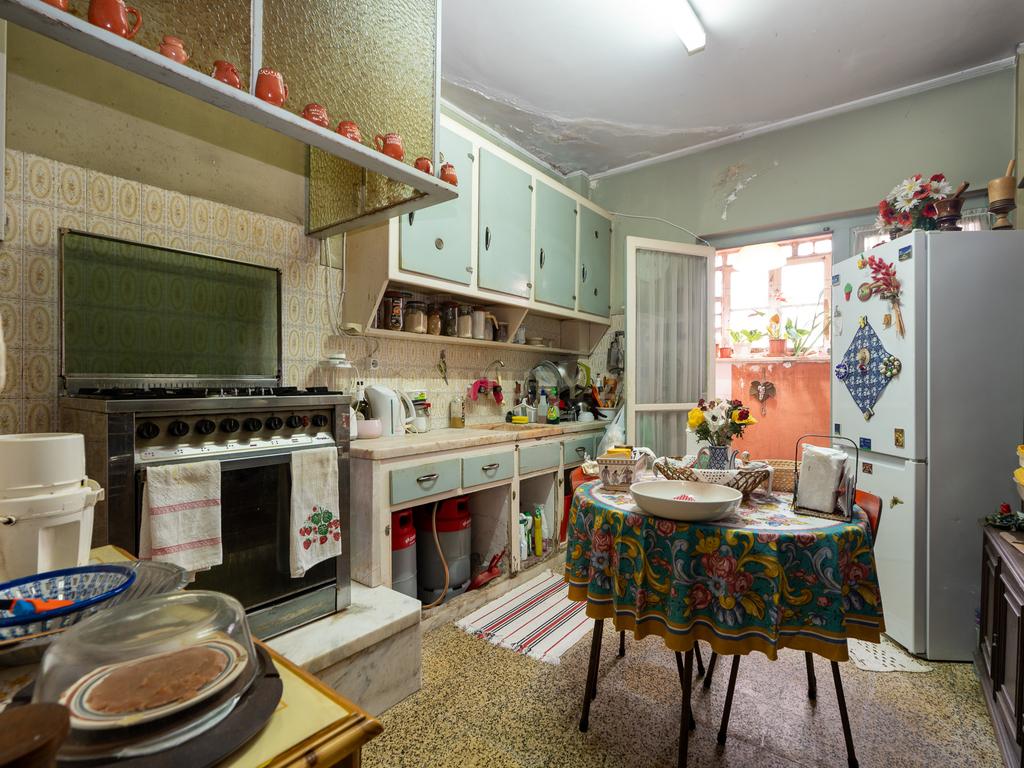 Apartamento de tipologia T3, com cerca de 115 m2, 2 WC, despensa, localizado numa das artérias principais da cidade de Odivelas, mais concretamente na Rua Professor Dr. Augusto Abreu Lopes. - Image 10