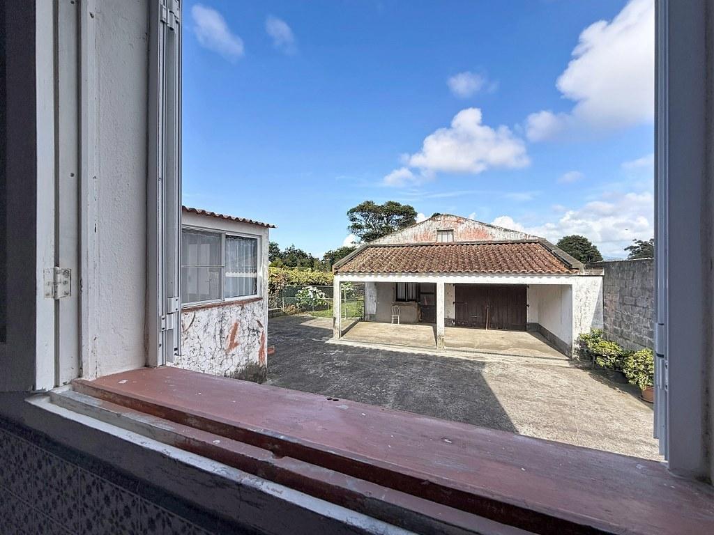 Moradia T3+1 térrea com garagem, jardim e amplo terreno — Aflitos, Fenais da Luz - Image 26