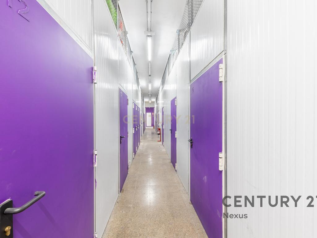 Investimento Excepcional em Ripollet! Lote com 63 Arrecadações Rentáveis, Estacionamento e Acesso Direto - Image 2
