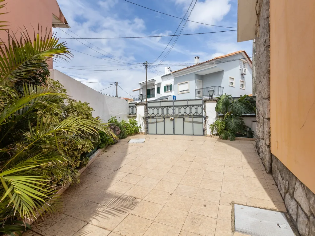 Moradia T5 com cave, garagem e espaço exterior na Madorna - Parede - Cascais - Image 14