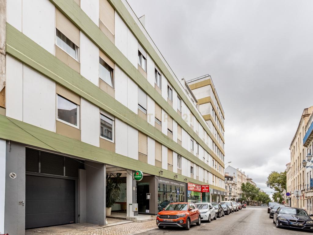 Apartamento T2 renovado, com estacionamento e elevador, em Campo de Ourique, Lisboa - Image 8