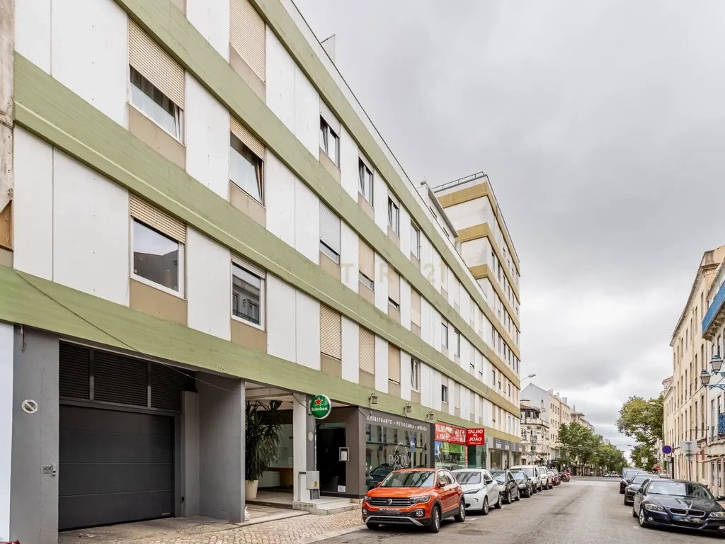 Apartamento T2 renovado, com estacionamento e elevador, em Campo de Ourique, Lisboa - Image 8