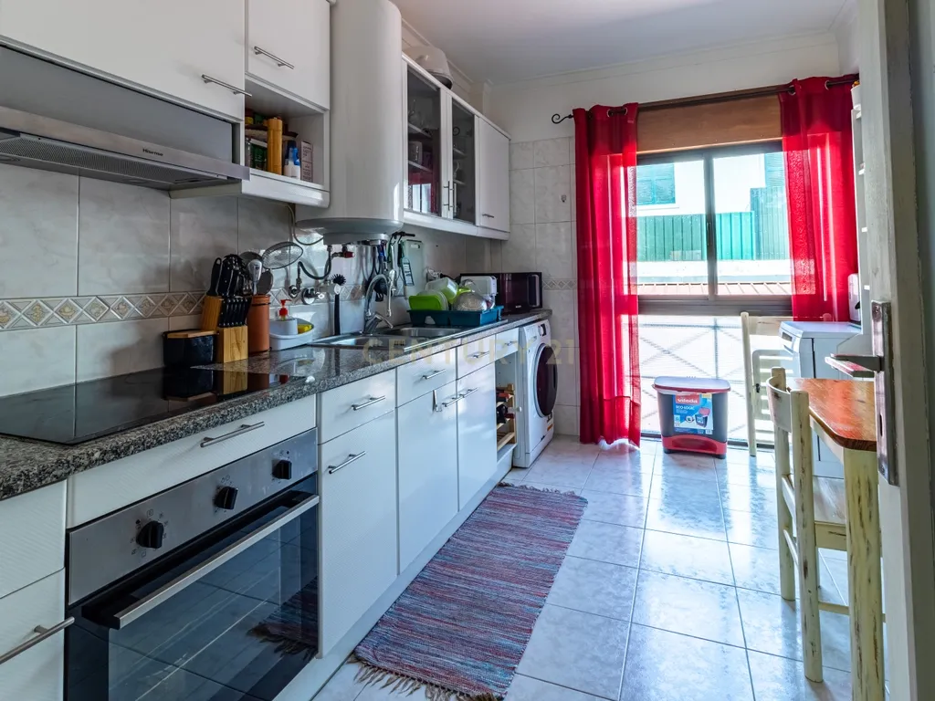 Apartamento T3 Espaçoso e Luminoso em Zona Tranquila de Sesimbra - Image 9