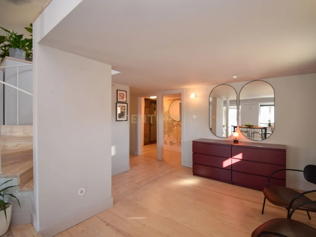 Apartamento com mezzanine e potencial de reconversão na Estrela - Image 4