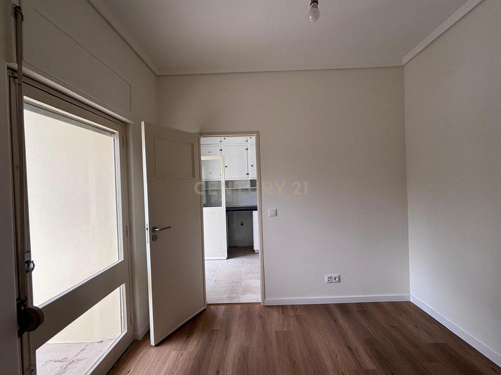 T3+1 Remodelado totalmente com excelentes áreas na carismática e tradicional zona da Estrela - Image 3