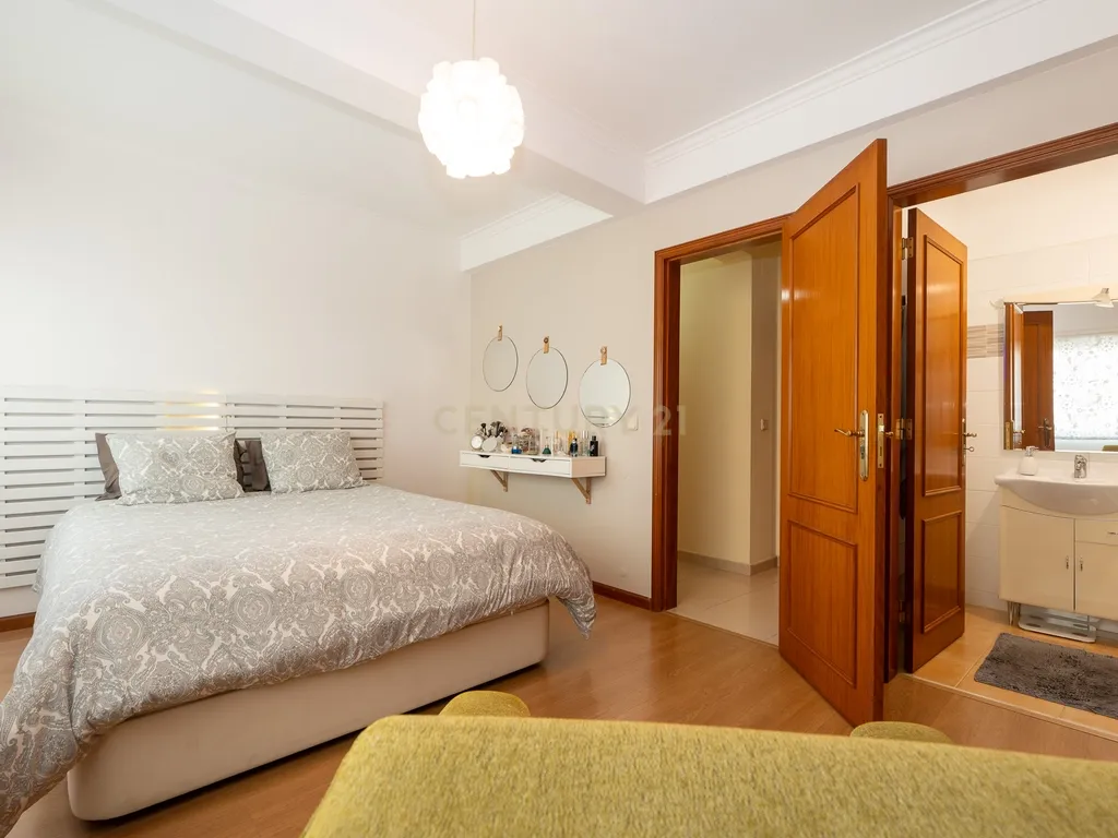 ** ESPECTACULAR APARTAMENTO NO CENTRO DE MAFRA, COM PARQUEAMENTO ** - Image 27